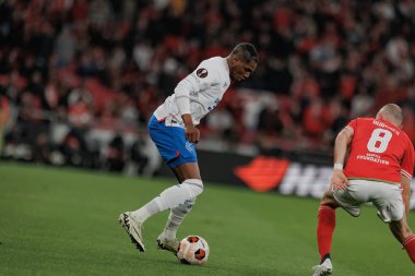 Dujon Sterling, Fredrik Aursnes UEFA Avrupa Ligi sırasında SL Benfica ve Rangers FC arasında oynanan maçta Estadio Da Luz, Lizbon, Portekiz 'de. (Maciej Rogowski)