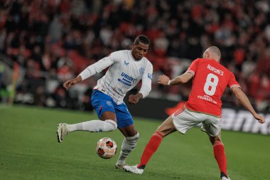 Dujon Sterling, Fredrik Aursnes UEFA Avrupa Ligi sırasında SL Benfica ve Rangers FC arasında oynanan maçta Estadio Da Luz, Lizbon, Portekiz 'de. (Maciej Rogowski)