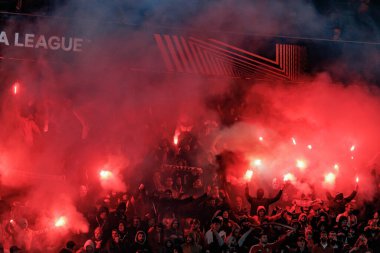 UEFA Avrupa Ligi 'nde SL Benfica ve Rangers FC arasında oynanan 23 / 24 maçında işaret fişeği atan Benfica taraftarları Estadio Da Luz, Lizbon, Portekiz' de. (Maciej Rogowski)