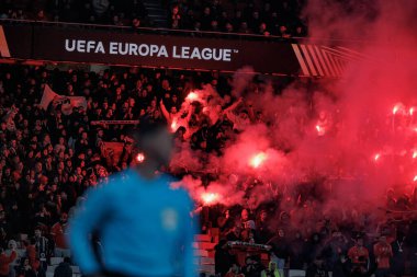 UEFA Avrupa Ligi 'nde SL Benfica ve Rangers FC arasında oynanan 23 / 24 maçında işaret fişeği atan Benfica taraftarları Estadio Da Luz, Lizbon, Portekiz' de. (Maciej Rogowski)