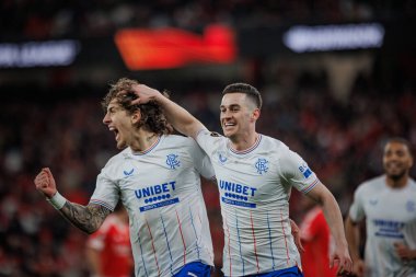 Tom Lawrence, UEFA Avrupa Ligi 'nde SL Benfica e Rangers FC ile oynadığı 23 / 24' lük maçta attığı golü kutlar. (Maciej Rogowski)