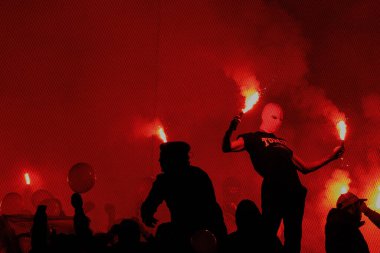 Portekiz Liga maçında Porto FC ve SL Benfica arasında Portekiz 'in Porto şehrinde Estadio Do Dragao' da oynayan Benfica taraftarları işaret fişeği attılar. (Maciej Rogowski)