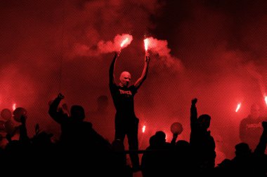 Portekiz Liga maçında Porto FC ve SL Benfica arasında Portekiz 'in Porto şehrinde Estadio Do Dragao' da oynayan Benfica taraftarları işaret fişeği attılar. (Maciej Rogowski)