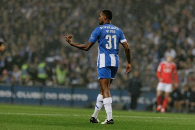 Portekiz 'deki Estadio Do Dragao' da FC Porto ile SL Benfica arasında oynanan Liga Portekiz maçı sırasında Otavio Ataide. (Maciej Rogowski)