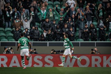 Paulinho, UEFA Avrupa Ligi 'nde attığı 23 / 24' lük gol sonrasında Portekiz 'deki Estadio Jose Alvalade' de Sporting CP ve Atalanta BC arasında oynanan maçı kutluyor. (Maciej Rogowski)