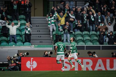 Paulinho, UEFA Avrupa Ligi 'nde attığı 23 / 24' lük gol sonrasında Portekiz 'deki Estadio Jose Alvalade' de Sporting CP ve Atalanta BC arasında oynanan maçı kutluyor. (Maciej Rogowski)
