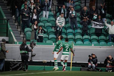 Paulinho, UEFA Avrupa Ligi 'nde attığı 23 / 24' lük gol sonrasında Portekiz 'deki Estadio Jose Alvalade' de Sporting CP ve Atalanta BC arasında oynanan maçı kutluyor. (Maciej Rogowski)