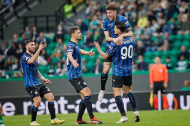 Gianluca Scamacca, UEFA Avrupa Ligi 'nde attığı 23 / 24' lük gol sonrasında Portekiz 'deki Estadio Jose Alvalade' de Sporting CP ve Atalanta BC arasında oynanan maçı kutluyor. (Maciej Rogowski)