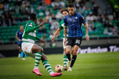 Ousmane Diomande, Gianluca Sciamacca UEFA Avrupa Ligi maçında Sporting CP ve Atalanta BC arasında Estadio Jose Alvalade, Lizbon, Portekiz 'de oynandı. (Maciej Rogowski)