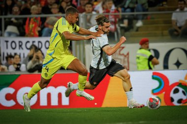 Portekiz ve İsveç milli takımları Estadio Dom Afonso Henriques, Guimaraes, Portekiz milli takımı arasındaki dostluk maçı sırasında Isak Hien, Jota Silva. (Maciej Rogowski)