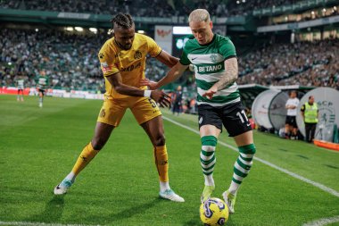 Chidozie Awaziem, Nuno Santos Liga Portekiz maçı sırasında Sporting CP ve Boavista FC, Estadio Jose Alvalade, Lizbon, Portekiz arasında. (Maciej Rogowski)