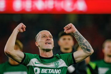 Portekiz 'in başkenti Lizbon' da bulunan Estadio Da Luz 'da SL Benfica ile Sporting CP arasında oynanan ikinci yarı final maçında Nuno Santos. (Maciej Rogowski)