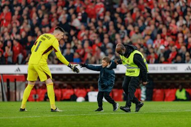 Steward Portekiz 'in Taca de Portugal maçında SL Benfica ile Portekiz' in Lizbon şehrinde bulunan Estadio Da Luz 'da bulunan Sporting CP arasında oynanan çocuk istilası Anatoliy Trubin' i kovalıyordu. (Maciej Rogowski)