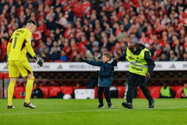 Steward Portekiz 'in Taca de Portugal maçında SL Benfica ile Portekiz' in Lizbon şehrinde bulunan Estadio Da Luz 'da bulunan Sporting CP arasında oynanan çocuk istilası Anatoliy Trubin' i kovalıyordu. (Maciej Rogowski)