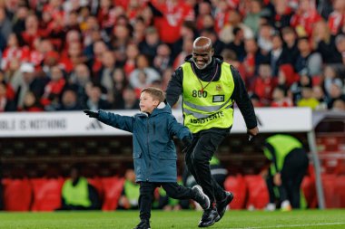 Steward, Portekiz 'in Taca de Portugal takımında SL Benfica ile Portekiz' in başkenti Lizbon 'da bulunan Estadio Da Luz' da Sporting CP arasında oynanan ikinci yarı final maçında bir çocuk saha istilacısını kovalıyordu. (Maciej Rogowski)