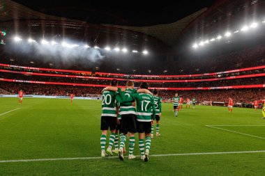 Paulinho, Portekiz 'in başkenti Lizbon' da bulunan Estadio Da Luz 'da SL Benfica ile Sporting CP arasında oynanan ikinci yarı final maçında attığı golü kutlar. (Maciej Rogowski)