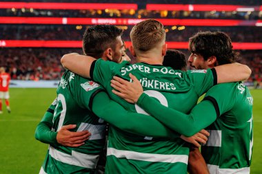Paulinho, Portekiz 'in başkenti Lizbon' da bulunan Estadio Da Luz 'da SL Benfica ile Sporting CP arasında oynanan ikinci yarı final maçında attığı golü kutlar. (Maciej Rogowski)