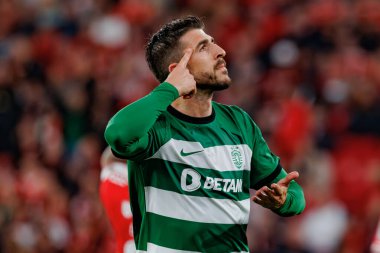 Paulinho, Portekiz 'in başkenti Lizbon' da bulunan Estadio Da Luz 'da SL Benfica ile Sporting CP arasında oynanan ikinci yarı final maçında attığı golü kutlar. (Maciej Rogowski)