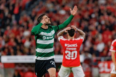 Paulinho, Portekiz 'in başkenti Lizbon' da bulunan Estadio Da Luz 'da SL Benfica ile Sporting CP arasında oynanan ikinci yarı final maçında attığı golü kutlar. (Maciej Rogowski)