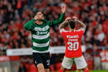 Paulinho, Portekiz 'in başkenti Lizbon' da bulunan Estadio Da Luz 'da SL Benfica ile Sporting CP arasında oynanan ikinci yarı final maçında attığı golü kutlar. (Maciej Rogowski)