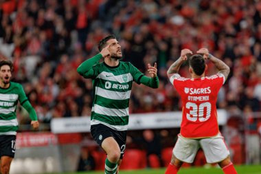 Paulinho, Portekiz 'in başkenti Lizbon' da bulunan Estadio Da Luz 'da SL Benfica ile Sporting CP arasında oynanan ikinci yarı final maçında attığı golü kutlar. (Maciej Rogowski)