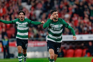 Paulinho, Portekiz 'in başkenti Lizbon' da bulunan Estadio Da Luz 'da SL Benfica ile Sporting CP arasında oynanan ikinci yarı final maçında attığı golü kutlar. (Maciej Rogowski)