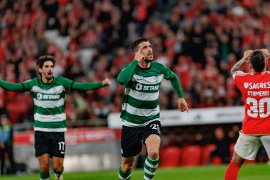 Paulinho, Portekiz 'in başkenti Lizbon' da bulunan Estadio Da Luz 'da SL Benfica ile Sporting CP arasında oynanan ikinci yarı final maçında attığı golü kutlar. (Maciej Rogowski)