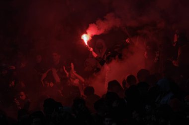 Portekiz 'deki Taca de Portugal maçında SL Benfica ile Portekiz' deki Estadio Da Luz 'daki Sporting CP arasında havai fişek kullanan Benfica taraftarları. (Maciej Rogowski)