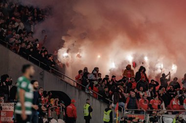 Portekiz 'deki Taca de Portugal maçında SL Benfica ile Portekiz' deki Estadio Da Luz 'daki Sporting CP arasında havai fişek kullanan Benfica taraftarları. (Maciej Rogowski)