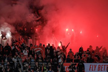 Portekiz 'deki Taca de Portugal maçında SL Benfica ile Portekiz' deki Estadio Da Luz 'daki Sporting CP arasında havai fişek kullanan Benfica taraftarları. (Maciej Rogowski)