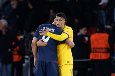 Goncalo Ramos, Joao Felix UEFA Şampiyonlar Ligi çeyrek finalinde Paris Saint-Germain FC ve FC Barcelona arasında Parc des Princes, Paris 'te (Maciej Rogowski)