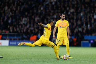 Raphinha, Ilkay Gundogan UEFA Şampiyonlar Ligi çeyrek finalinde Paris Saint-Germain FC ve FC Barcelona arasında Parc des Princes, Paris 'te (Maciej Rogowski))