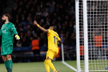 Raphinha, Paris Saint-Germain FC ile Paris des Princes, Fransa 'da FC Barcelona arasında oynanan UEFA Şampiyonlar Ligi çeyrek finalinde attığı golü kutlar.)