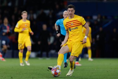 Robert Lewandowski UEFA Şampiyonlar Ligi çeyrek finalinde Paris Saint-Germain FC ve FC Barcelona arasında Paris des Princes, Fransa 'da (Maciej Rogowski)