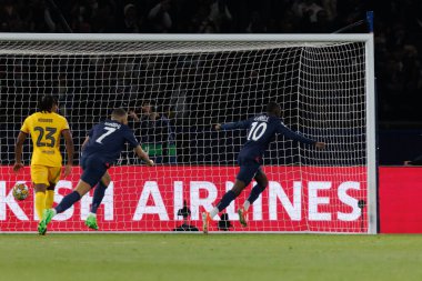 UEFA Şampiyonlar Ligi çeyrek finalinde Vitinha 'nın attığı gol üzerine PSG oyuncuları Paris Saint-Germain FC ve FC Barcelona arasında Paris, Paris, Fransa' da (Maciej Rogowski)