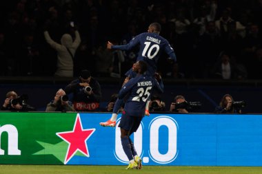 Ousmane Dembele, Paris Saint-Germain FC ile Paris des Princes, Paris 'te FC Barcelona arasında oynanan UEFA Şampiyonlar Ligi çeyrek finalinde gol üstüne gol atarak kutlama yapar (Maciej Rogowski)