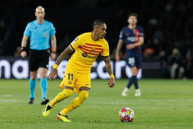 Paris Saint-Germain FC ve FC Barcelona arasındaki UEFA Şampiyonlar Ligi çeyrek finali sırasında Paris des Princes, Fransa 'da Raphinha (Maciej Rogowski))