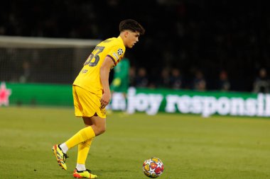 Paris Saint-Germain FC ve FC Barcelona arasındaki UEFA Şampiyonlar Ligi çeyrek finali sırasında Paris des Princes, Fransa 'da Pau Cubarsi (Maciej Rogowski))