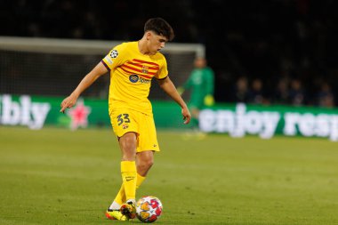 Paris Saint-Germain FC ve FC Barcelona arasındaki UEFA Şampiyonlar Ligi çeyrek finali sırasında Paris des Princes, Fransa 'da Pau Cubarsi (Maciej Rogowski))