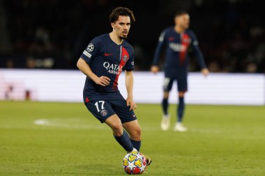 Paris Saint-Germain FC ile FC Barcelona arasındaki UEFA Şampiyonlar Ligi çeyrek finalinde Vitinha, Paris, Fransa (Maciej Rogowski))