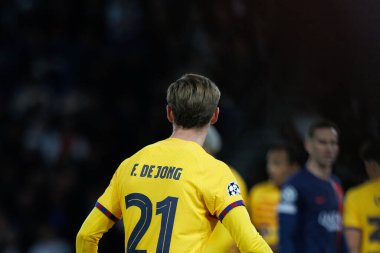 Fransız De Jong UEFA Şampiyonlar Ligi çeyrek finalinde Paris Saint-Germain FC ve FC Barcelona arasında Parc des Princes, Paris, Fransa 'da (Maciej Rogowski)