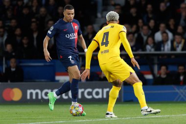 Kylian Mbappe, Ronald Araujo UEFA Şampiyonlar Ligi çeyrek finalinde Paris Saint-Germain FC ve FC Barcelona arasında Parc des Princes, Paris, Fransa 'da (Maciej Rogowski))
