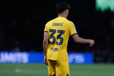 Paris Saint-Germain FC ve FC Barcelona arasındaki UEFA Şampiyonlar Ligi çeyrek finali sırasında Paris des Princes, Fransa 'da Pau Cubarsi (Maciej Rogowski))