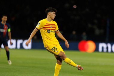 Paris Saint-Germain FC ve FC Barcelona arasındaki UEFA Şampiyonlar Ligi çeyrek finali sırasında Paris des Princes, Fransa 'da Pau Cubarsi (Maciej Rogowski))