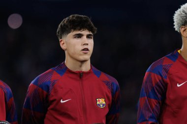 Paris Saint-Germain FC ve FC Barcelona arasındaki UEFA Şampiyonlar Ligi çeyrek finali sırasında Paris des Princes, Fransa 'da Pau Cubarsi (Maciej Rogowski))