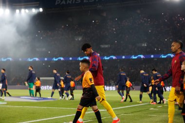 Lamine Yamal UEFA Şampiyonlar Ligi çeyrek finalinde Paris Saint-Germain FC ve FC Barcelona arasında Parc des Princes, Paris, Fransa 'da (Maciej Rogowski)