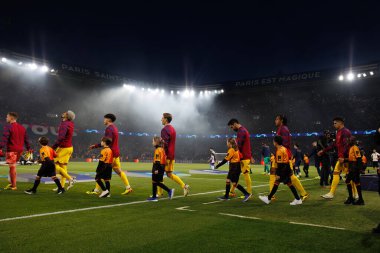 UEFA Şampiyonlar Ligi çeyrek finalinde Barcelona 'nın oyuncuları Paris Saint-Germain FC ve FC Barcelona arasında Parc des Princes, Paris' te (Maciej Rogowski)