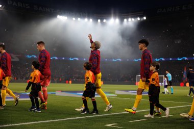 Ronald Araujo ile birlikte Barselona 'nın oyuncuları UEFA Şampiyonlar Ligi çeyrek finalinde Paris Saint-Germain FC ve FC Barcelona arasında Parc des Princes, Paris, Fransa' da (Maciej Rogowski)