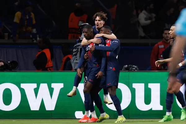 Ousmane Dembele, Paris Saint-Germain FC ile Paris des Princes, Paris 'te FC Barcelona arasında oynanan UEFA Şampiyonlar Ligi çeyrek finalinde gol üstüne gol atarak kutlama yapar (Maciej Rogowski)