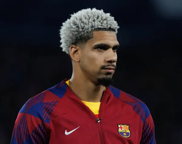 Ronald Araujo UEFA Şampiyonlar Ligi çeyrek finalinde Paris Saint-Germain FC ve FC Barcelona arasında Parc des Princes, Paris, Fransa 'da (Maciej Rogowski)